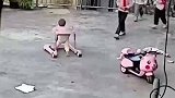 母亲外出上班隔着监控发现，宝宝坐学步车滑向台阶