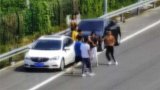 高速上演“全武行”！刚喝完喜酒两车亲戚闹矛盾 直接下车开打