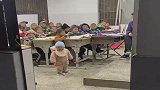 跑错教室的小孩儿，这小表情，真是太可爱了