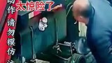 收割机突然起火，太惊险了