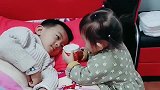 自从哥哥生病了，小棉袄都是这样照顾哥哥的，真是羡慕呀！