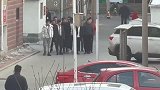 农村习俗，大街上见了长辈要行跪拜礼，这么一大群属实有点吓人！