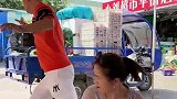 调皮的老公趁媳妇工作时进行整蛊，不料却意外翻车！
