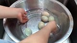 凉拌皮蛋好吃有诀窍，上锅蒸一蒸、爽口又好吃