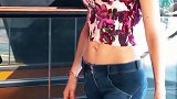 歪果仁时尚街拍：走过时尚橱窗前的美女，一套紧身搭配凸显好身材