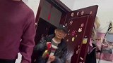 女儿下午四点还在赖床，妈妈为催婚冲进房间猛抽