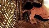 生存姐盖好房子开始在家门口徒手打井美女真是令人佩服