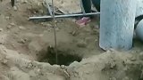 农村是这样打井的，这回真是长见识了！