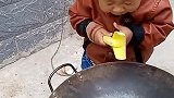 宝宝炒菜炒的真是有模有样的啊