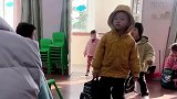 幼儿园小朋友惹老师生气，思考了一晚上，鼓足勇气