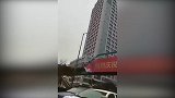 小伙蹲点拍违章挣钱 气得司机当街暴走狂骂