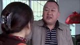 胡椒芬拿扫把揍包金旺，包金旺却站着不逃
