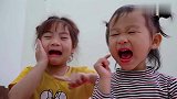 两个萌娃不听爸爸的话，趁爸爸睡着偷吃糖果，最后牙齿都吃坏了！