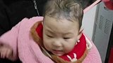 看给孩儿热的，都冒烟了