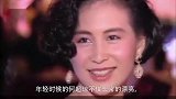 音乐才子陈百强为何如此迷恋何超琼？看到何超琼穿抹胸短裙后，网友明白了