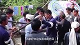 大爷捡了口棺材放在家中13年，孙子打开后，全家人都傻眼了！
