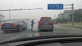奔驰是出柴油版了吗这烟冒的我差点看不清路