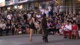 最新广场舞视频大全-20190421-一男一女比赛跳广场舞，两人的舞姿一个比一个有趣，人才啊
