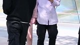 美女看帅哥，帅哥看美女，哪个更理所应当？