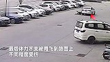心疼！抓捕现场，民警辅警为逼停毒贩被车拖行30多米