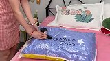 换季了，压缩袋该上场了。厚被子、厚羽绒服，都能装进去，柜子的空间节省了一大半。收纳真空压缩袋