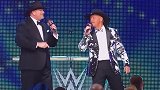 WWE-18年-杰瑞特与流浪狗一同演唱经典成名曲-花絮