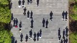 航拍同学下课“人影不分”，“仿佛人人脚踩平衡车”