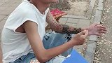 奶奶徒手剪出小伙侧影