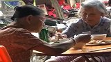 这对老姐妹火了，一个78一个82，喝酒吃肉感慨人生！