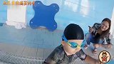 都说学游泳要从“狗刨”开始,连战斗民族的萌娃也不例外