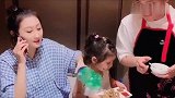 一家三口吃饭，妈妈接了一个电话，吓得爸爸和女儿立马跑了