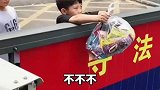 小男孩高举雪糕只为送给消防员叔叔