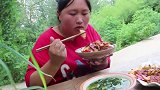 胖妹干完农活又嘴馋，煮了一大锅红烧肉，这回吃过瘾了