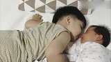 小哥哥一睡醒就对着小宝宝亲个不停，温馨的画面简直太暖了