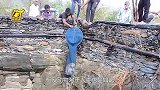 马儿不慎陷入沼泽无法抽身，女主人不离不弃，等人前来救援