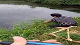父亲收到竿一大清早就跑去挖蚯蚓钓了，钓了一条大草鱼
