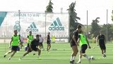 西甲-1718赛季-意识出众脑后长眼 C罗训练中玩出潇洒脚后跟传球-专题