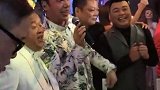 曾志伟旁边的有人认识吗？