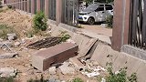 河南新乡一保障房围栏倒塌4名儿童被砸压 其中一10岁女童身亡