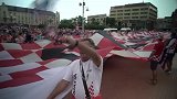 首战在即！克罗地亚球迷拉超长国旗条幅占领街道