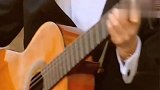 歌声动人的吉他手把路人吓坏了