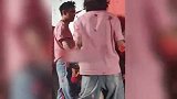 杨幂出席活动美成妈妈级别，粉色亮片裙元气又明媚，主动让C位太懂分寸