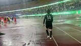 实拍王大雷向球迷鞠躬致歉 韩鹏招呼球员面对球迷