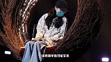 迪丽热巴彩排私服，身穿花纹连帽卫衣，吊威亚坐花篮似邻家女孩