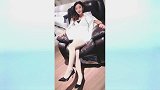 女领导打扮挺时髦，白丝让美腿白皙到反光，很强势