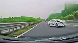轿车变道超车，遭女司机不满，一头直接顶报废！