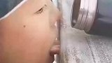 这下知道舌头不能随便乱舔了吧
