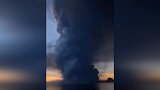 菲律宾火山喷发直冲云霄 耀眼闪电在火山中“炸裂”宛如特效