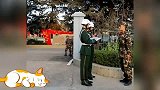 当适当放松的兵哥哥突遇纠察时，秒变帅气严肃的标兵