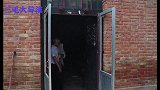 父母去世后姐妹俩相依为命，邻居不帮衬还落井下石，结局大快人心